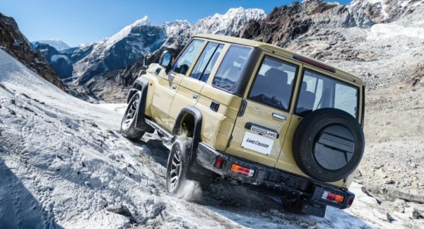 Land Cruiser е подобен на Hilux - можете да намерите такъв на най-отдалечените места в света. За разлика от своя колега (въпреки че има и пикап Land Cruiser), Toyota продава три изключително различни модела под псевдонима Land Cruiser. 

Най-евтините са тежкотоварните модели като сериите 20, 40 и 70. Тези Land Cruisers са специално проектирани да се справят с най-взискателните терени, с малък акцент върху комфорта и луксозните характеристики. Land Cruiser от серия 70 все още е много популярен в Азия, Африка и Австралия.

Междувременно лекотоварните варианти като най-новата серия Land Cruiser 250 от Северна Америка за тази година добавя повече комфорт и лукс в комбинацията, като същевременно надгражда до хибридно задвижване за първи път в историята. Land Cruiser 250 остава верен на офроуд корените на модела с усъвършенствани характеристики на задвижването, които подобряват възможностите му за всякакви терени. 

В горната част на гамата са моделите Station Wagon, които са изпълнени с луксозни функции и по-мощни двигател- като най-новата серия 300. Те са много популярни в страните от Персийския залив, където клиентите се нуждаят от надеждни офроудъри за каране през пустинни дюни, без да жертват комфорта.